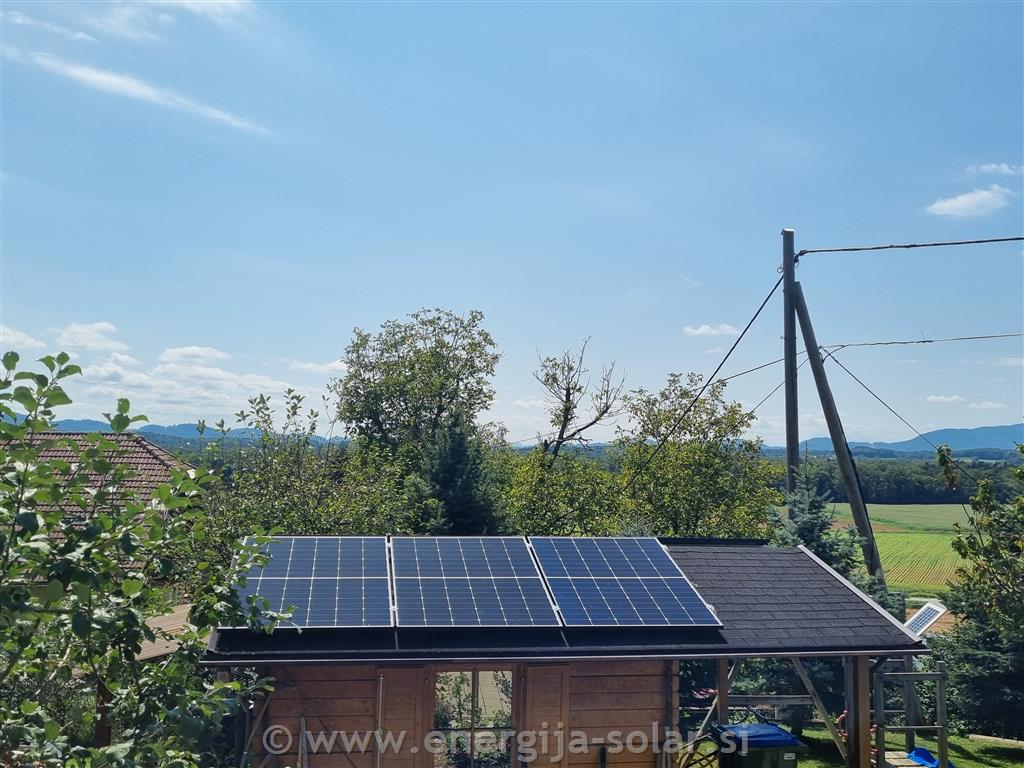 Šest solarnih modulov po 450W je s kabli povezanih z optimizatorjem gretja vode.