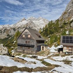 Otočna sončna elektrarna pod Triglavom 60 kWh – Vodnikov dom na Velem polju