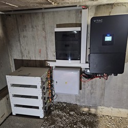 Sončna elektrarna s hranilnikom – okolica Ljubljane