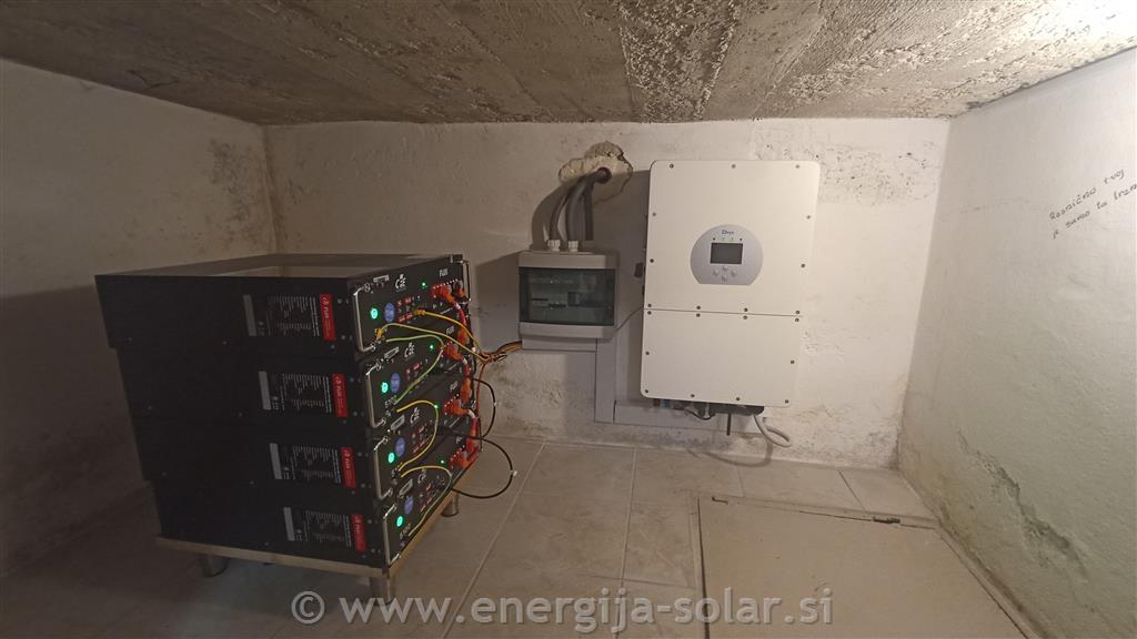 Hibridni razsmernik Deye 20kW s LFP baterijami 20kWh